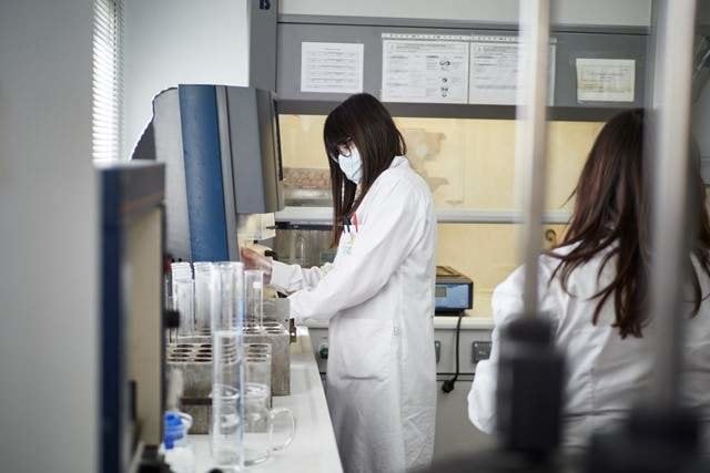 Dos mujeres trabajando en un laboratorio.