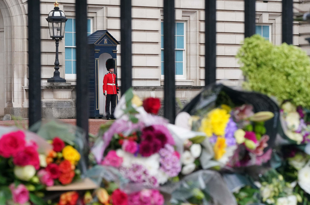 Un guardia en el Palacio de Buckingham tras la muerte de Isabel II.