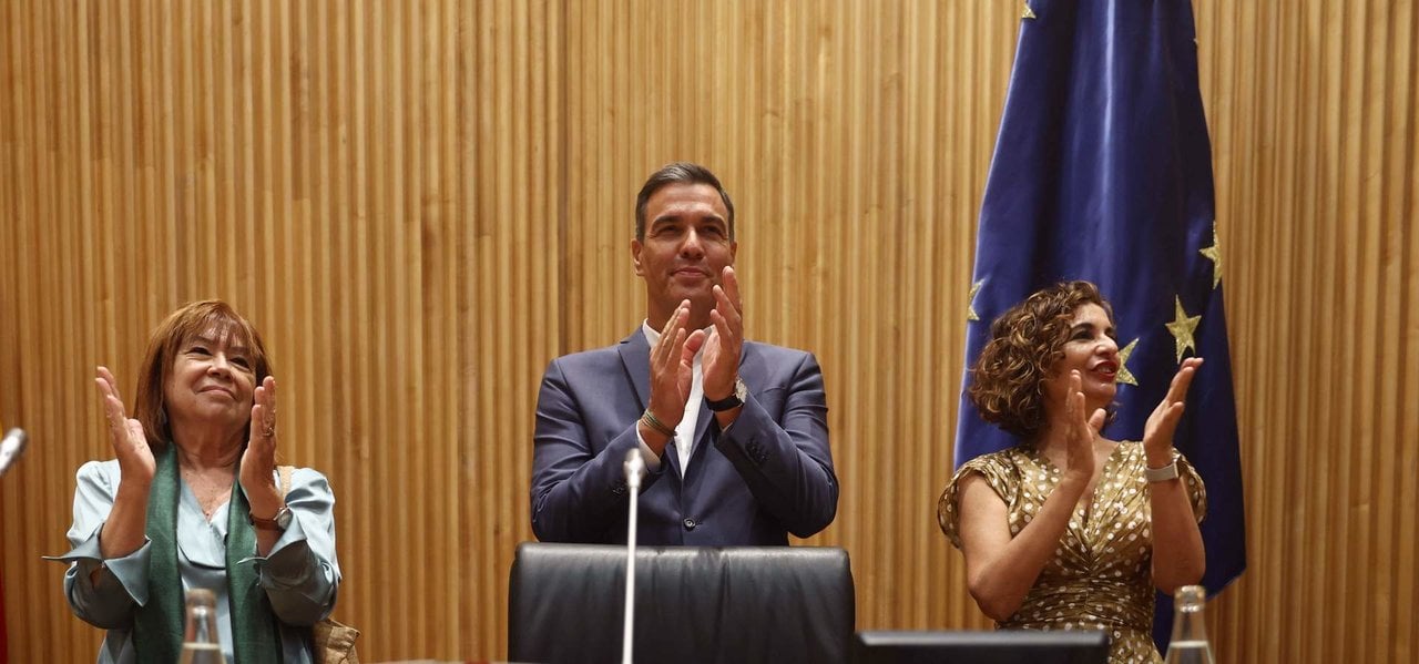 Pedro Sánchez, con Cristina Narbona y María Jesús Montero en el Congreso de los Diputados (Foto: Eduardo Parra / Europa Press).