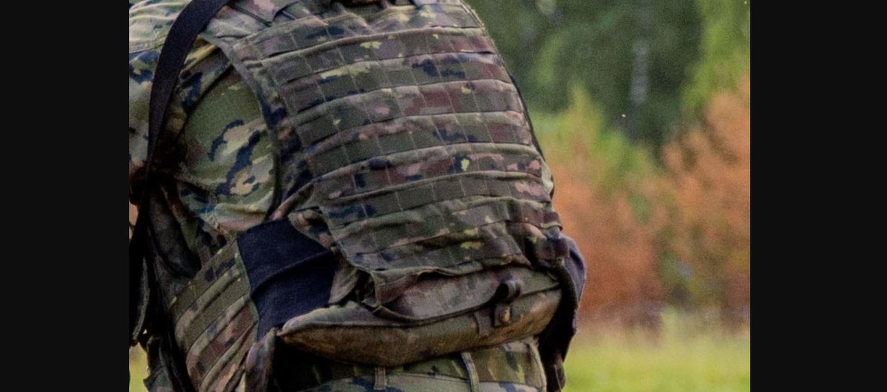 Un militar del Ejército de Tierra con uno de los nuevos chalecos antibala (Foto: @tacticalporn).