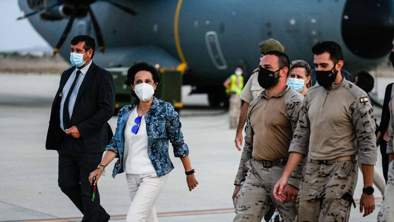 Margarita Robles, con militares que participaron en la evacuación de Kabul.