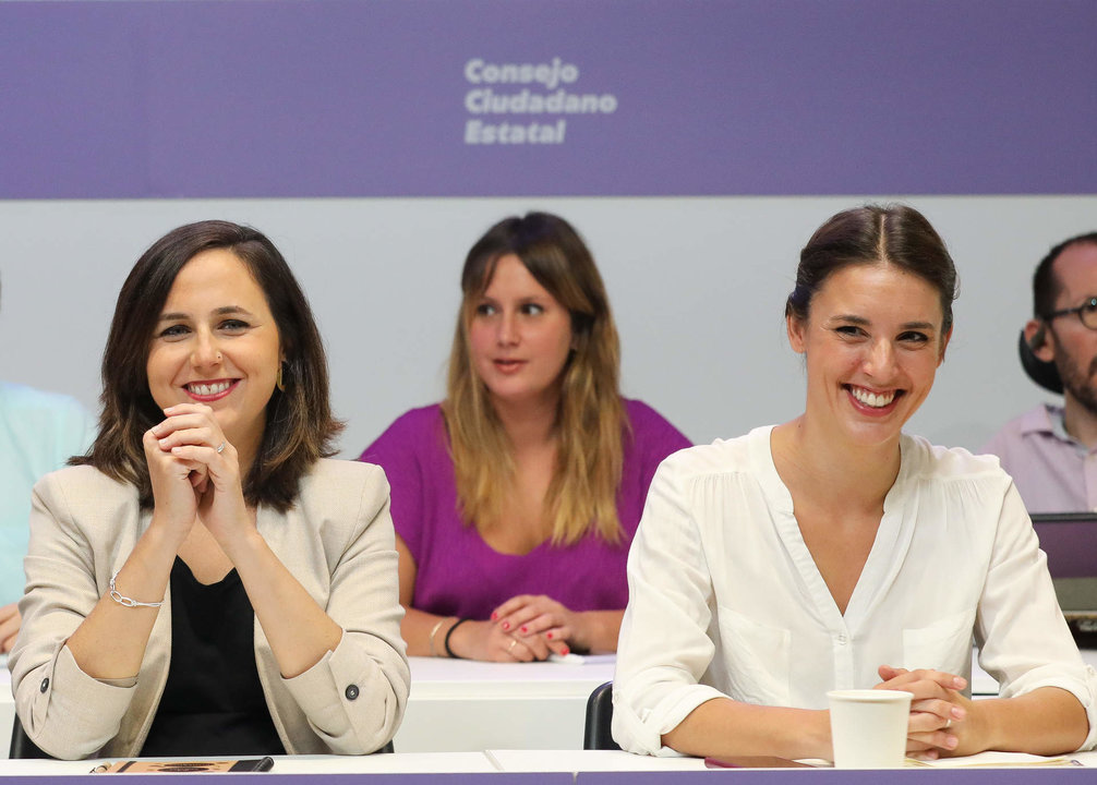 La ministra de Derechos Sociales y Agenda 2030, Ione Belarra, y la ministra de Igualdad, Irene Montero, en la sede de Podemos.