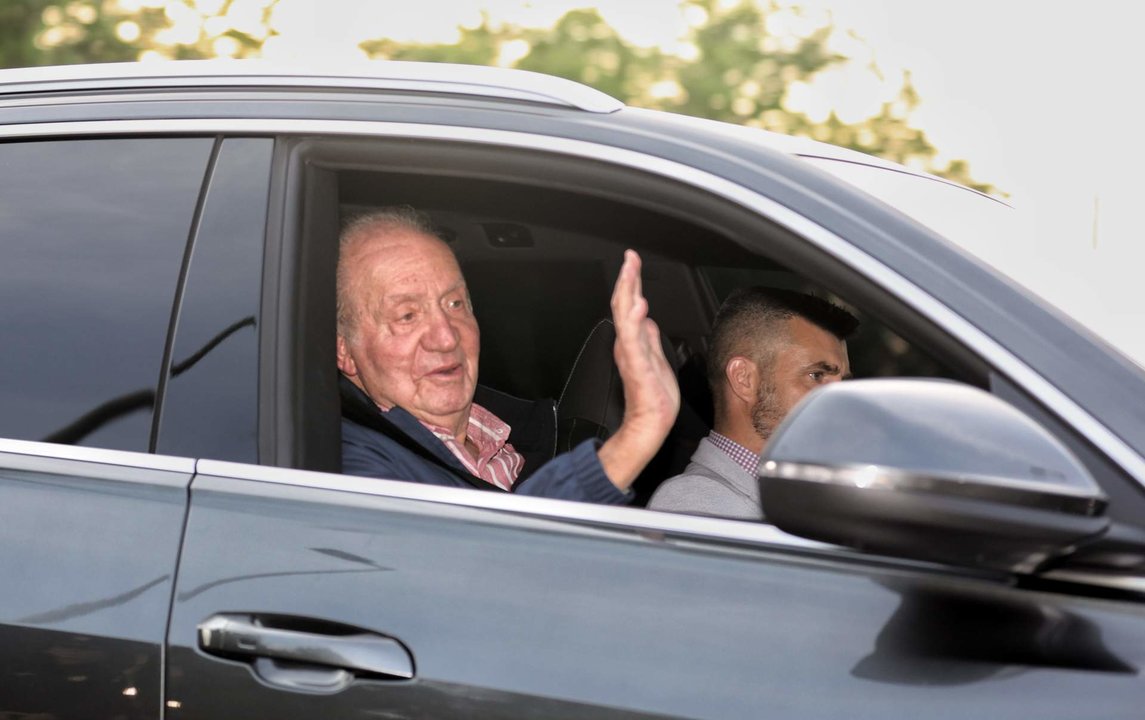 El Rey emérito Juan Carlos I a su salida de Madrid.