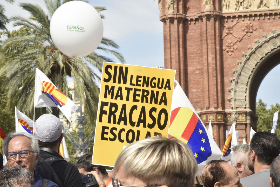 Manifestación en Barcelona en favor del bilingüismo en la enseñanza (Foto: David Oller / Europa Press).