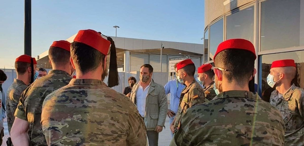 Santiago Abascal charla con regulares del Ejército de Tierra, en mayo de 2021.
