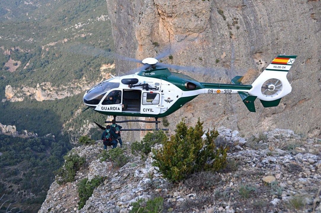 Helicóptero Airbus EC-135 de la Guardia Civil en una actuación en la montaña - @guardiacivil