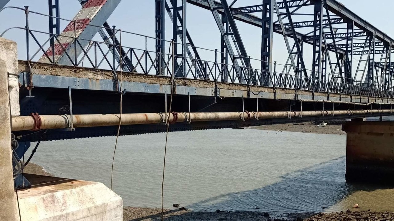 Tubería de fibrocemento en el Puente de Hierro que conduce a La Carraca.