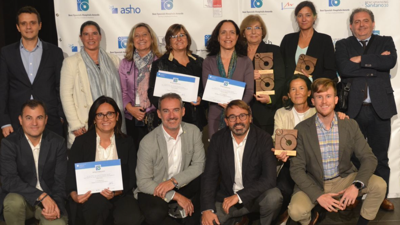 Directivos y gerentes de hospitales de Vithas posan con los premios Best Spanish Hospital Awards