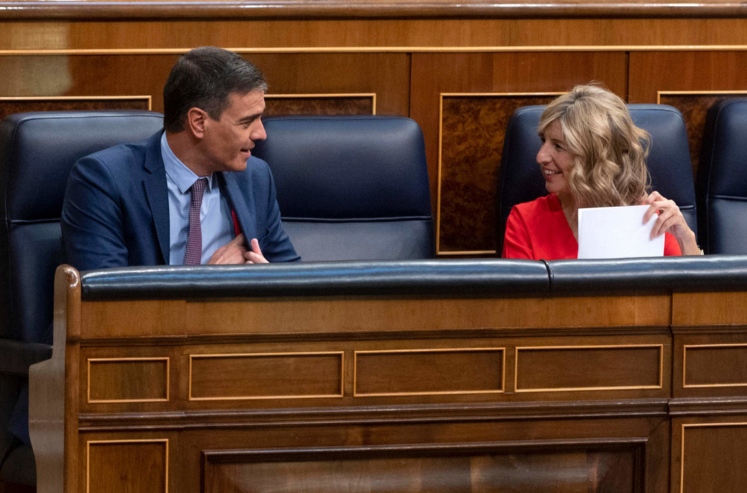 El presidente del Gobierno, Pedro Sánchez, conversa con la vicepresidenta segunda y ministra de Trabajo y Economía Social, Yolanda Díaz, durante un pleno extraordinario en el Congreso de los Diputados, a 13 de julio de 2022, en Madrid.