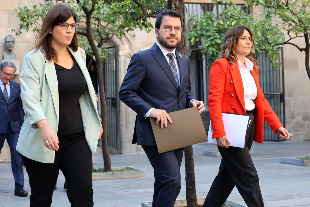 La consellera Gemma Geis, el presidente Pere Aragonès y la consellera Laura Vilagrà, antes del Consell Executiu del 4 de octubre de 2022.