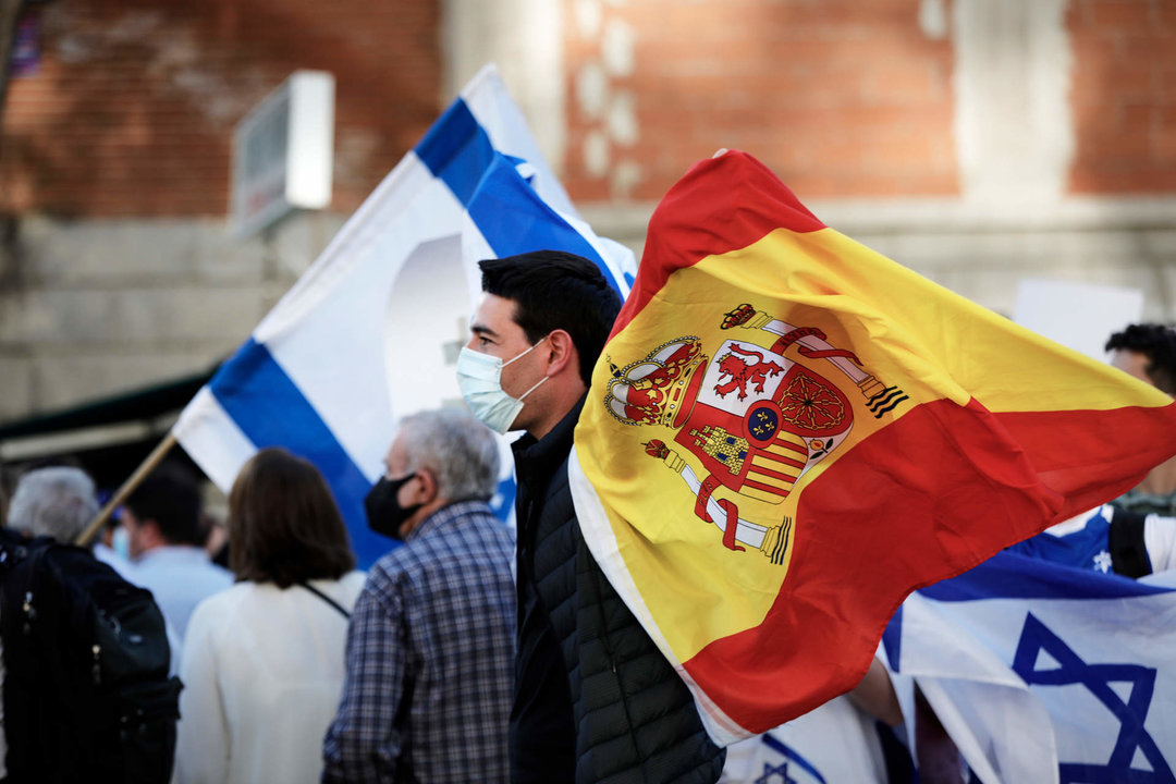 Archivo - Varias personas con banderas de Israel durante una concentración de la Federación de Comunidades Judías de España (FCJE), frente a la Embajada de Israel, a 20 de mayo de 2021, en Madrid (España).