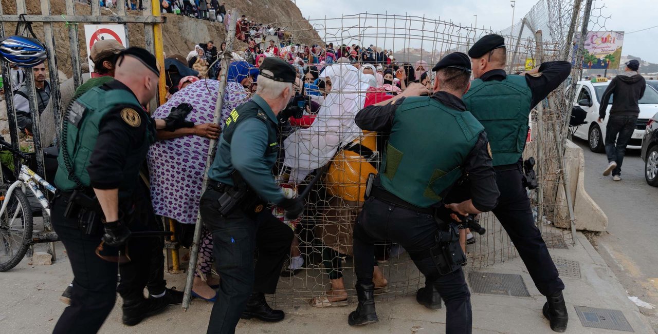 Los GRS de la Guardia Civil dispersan a centenares de porteadoras marroquíes que intentan cruzar en avalancha la frontera del Tarajal (Ceuta) con la mercancía a la espalda o adherida a cuerpo (Foto: Javier Sakona / Europa Press).
