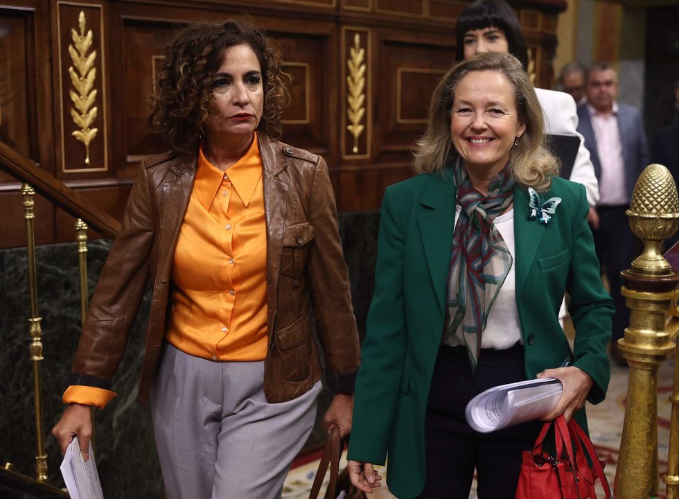 La ministra de Hacienda, María Jesús Montero (i) y la vicepresidenta primera del Gobierno y ministra de Asuntos Económicos, Nadia Calviño.