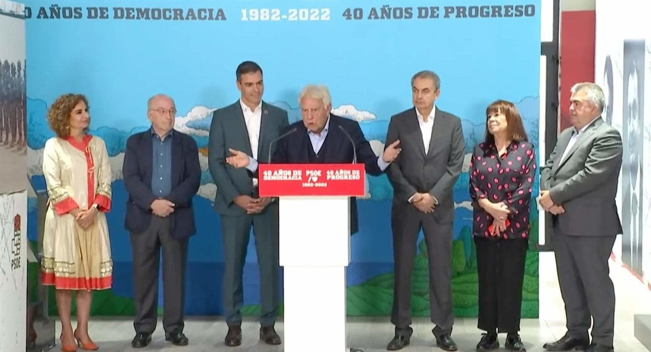El secretario general del PSOE y presidente del Gobierno, Pedro Sánchez, acompañado por los expresidentes Felipe González y José Luis Rodríguez Zapatero inauguran la exposición '40 años de democracia, 40 años de progreso.