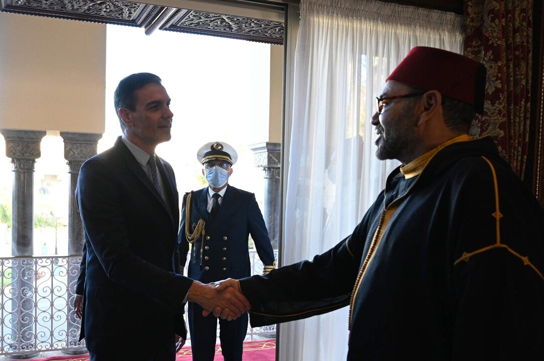 El presidente del Gobierno, Pedro S&aacute;nchez, durante su reuni&oacute;n con el Rey Mohamed VI en Rabat.