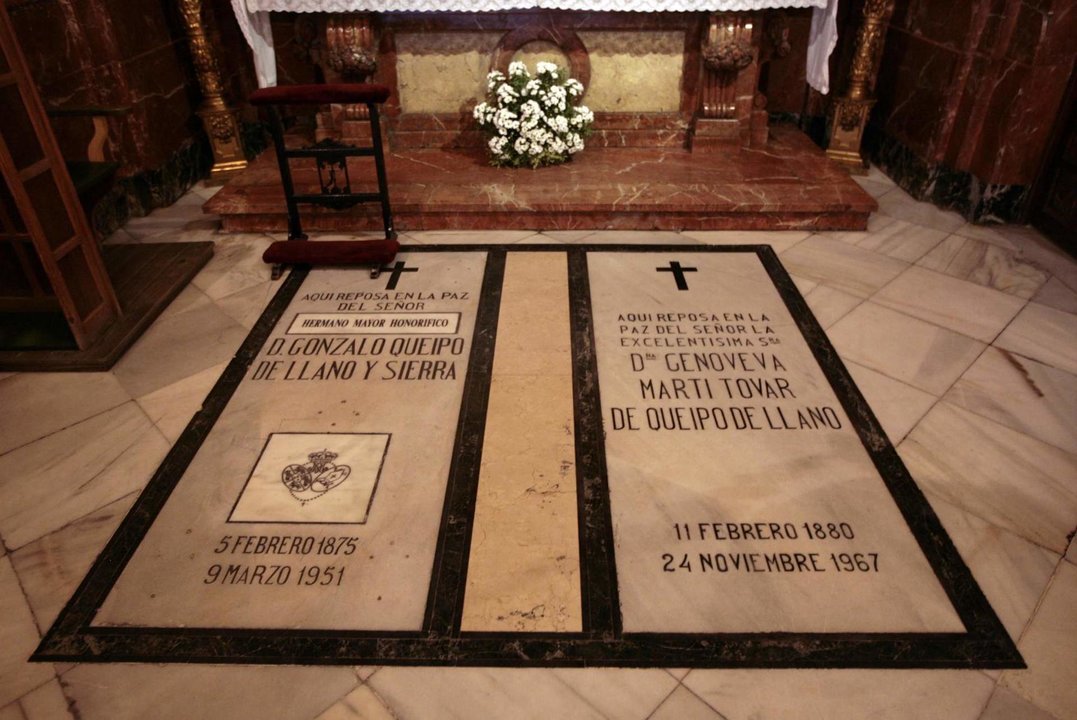Las lápidas del General Queipo de Llano y su esposa en la Basílica de la Esperanza Macarena
