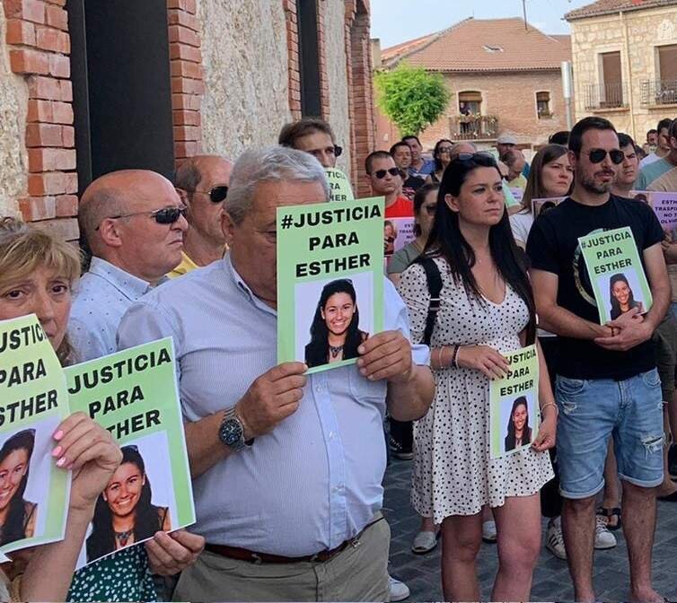 Archivo - Personas durante una concentraci&oacute;n en recuerdo a Esther L&oacute;pez en Traspinedo (Valladolid)