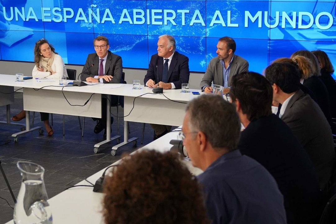 El líder del PP, Alberto Núñez Feijóo, se reúne con corresponsales extranjeros en la sede del PP.