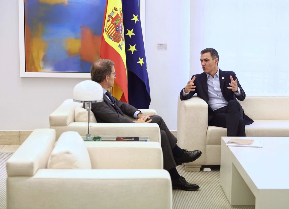 El presidente del Partido Popular, Alberto Núñez Feijóo (i) y el presidente del Gobierno, Pedro Sánchez (d), durante una reunión en La Moncloa, el pasado mes de octubre