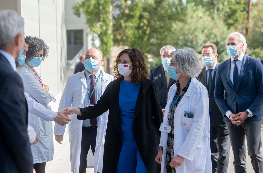 La presidenta de la Comunidad de Madrid, Isabel Díaz Ayuso, saluda a su llegada a la inauguración del nuevo Centro Quirúrgico del Hospital público Gregorio Marañón.