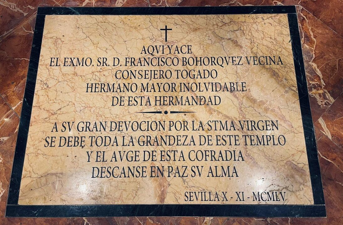 Tumba del militar Francisco Boh&oacute;rquez en el interior de la Bas&iacute;lica de la Esperanza Macarena