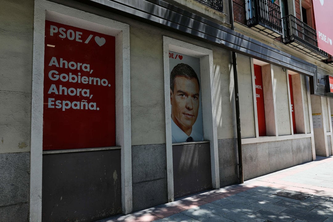 Cartel con la cara del presidente del Gobierno y secretario general del Partido Socialista, Pedro Sánchez, en la entrada al edificio de la sede del PSOE, situado en la calle Ferraz, en Madrid.