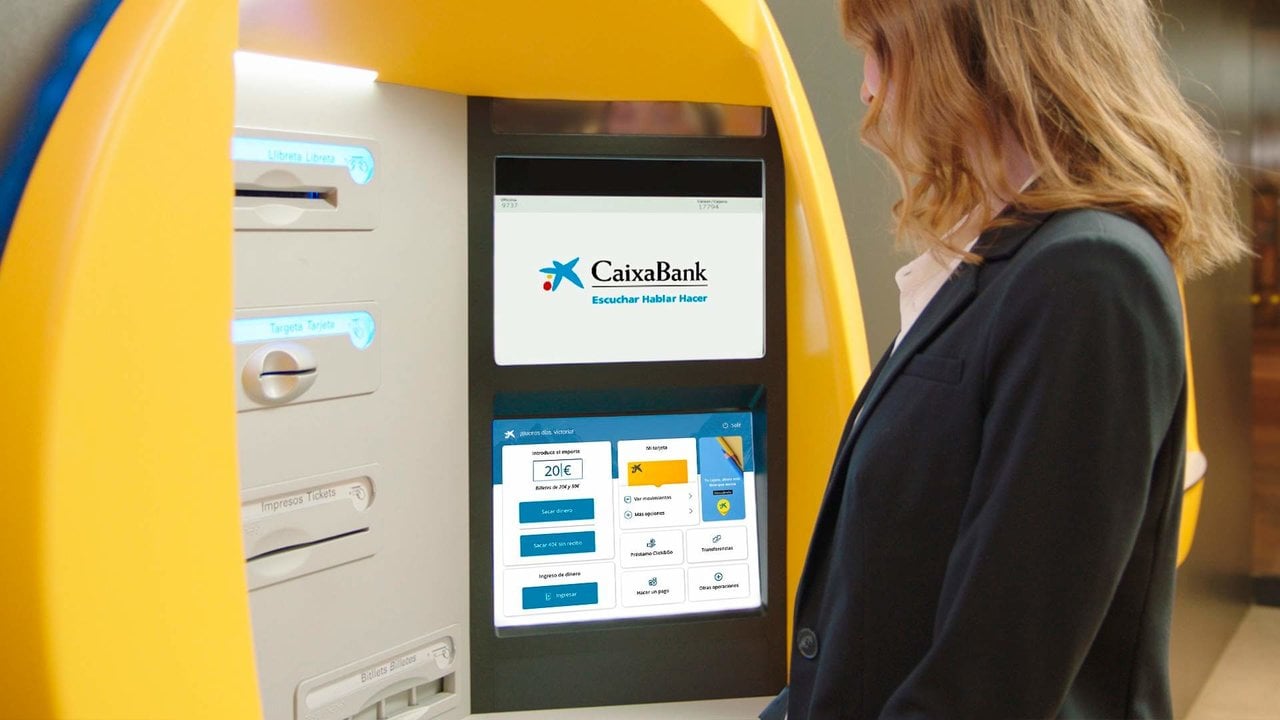 CaixaBank despliega 2.000 gestores para facilitar el pago de recibos y las transferencias a cuatro millones de clientes mayores.