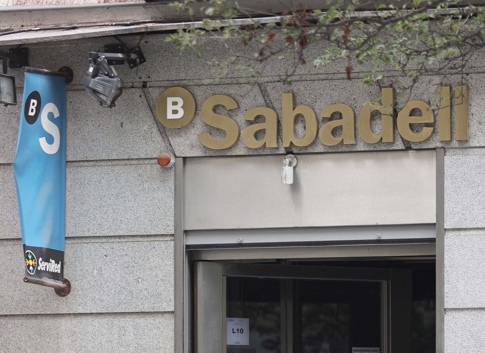 Entrada a una oficina de Banco Sabadell en Madrid.