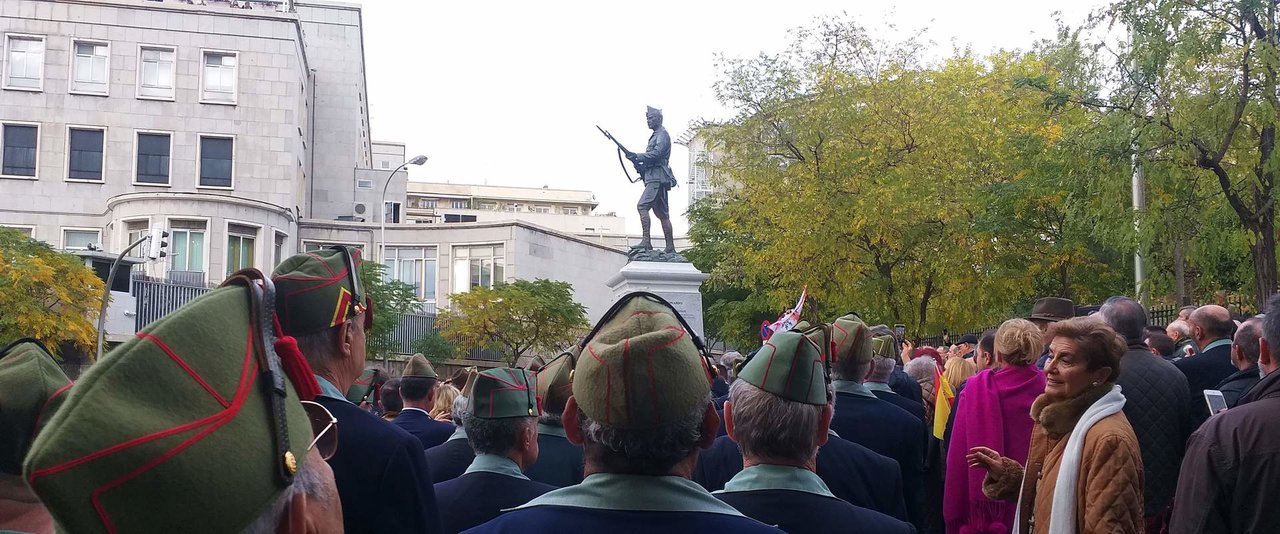 Acto de inauguración del monumento a la Legión en Madrid.