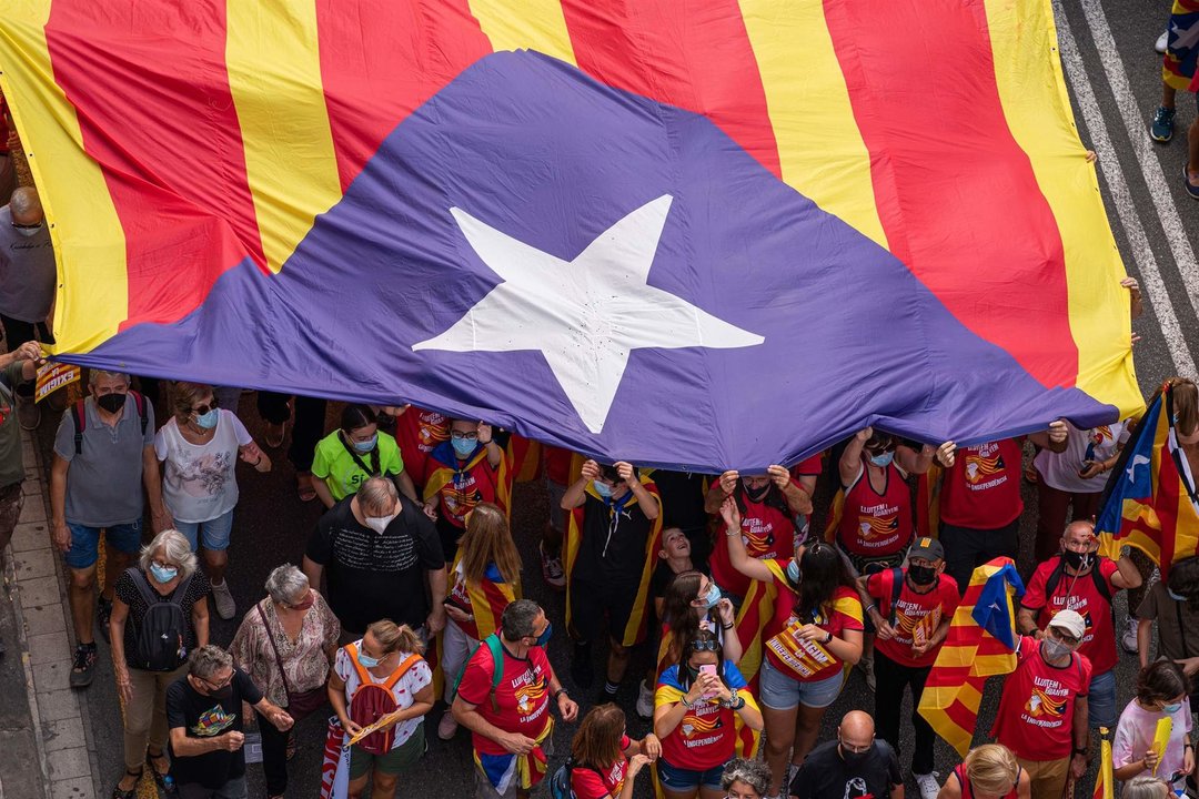 Varias personas portan una bandera estelada durante la manifestación organizada por la Asamblea Nacional Catalana (ANC) con motivo de la Diada, día de Cataluña, a 11 de septiembre de 2021, en Barcelona.