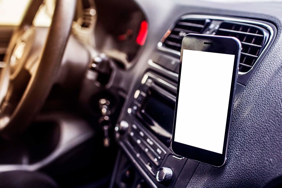 Cómo utilizar el móvil en el coche sin que te pongan multas
