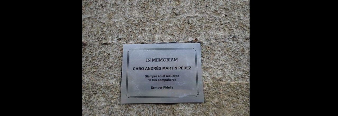 Placa en recuerdo del cabo Andrés Martín Pérez en el pantano de Uzquiza (Burgos).