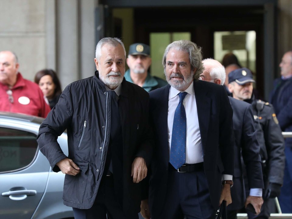 El ex-presidente de la Junta de Andalucía, José Antonio Griñán (c), a su llegada al juicio del caso ERE en la Audiencia Provincial. Sevilla, a 19 de noviembre del 2019.