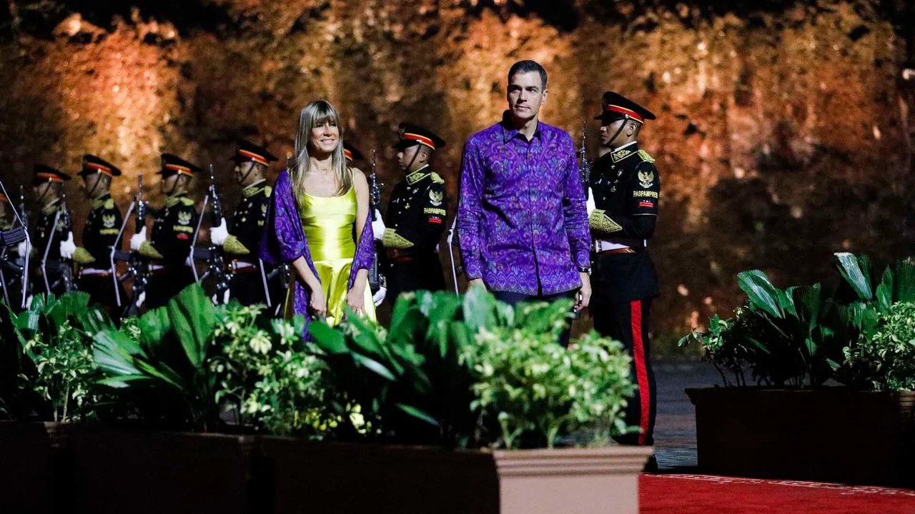 El presidente del Gobierno, Pedro Sánchez, se ha vestido igual que su esposa, Begoña Gómez, para la cena de gala del G20