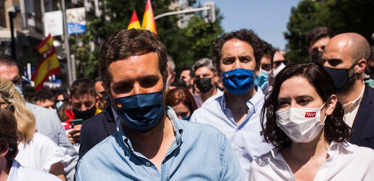 Pablo Casado e Isabel Díaz Ayuso, en la manifestación contra los indultos del procés (Foto: Alejandro Martínez Vélez / Europa Press).