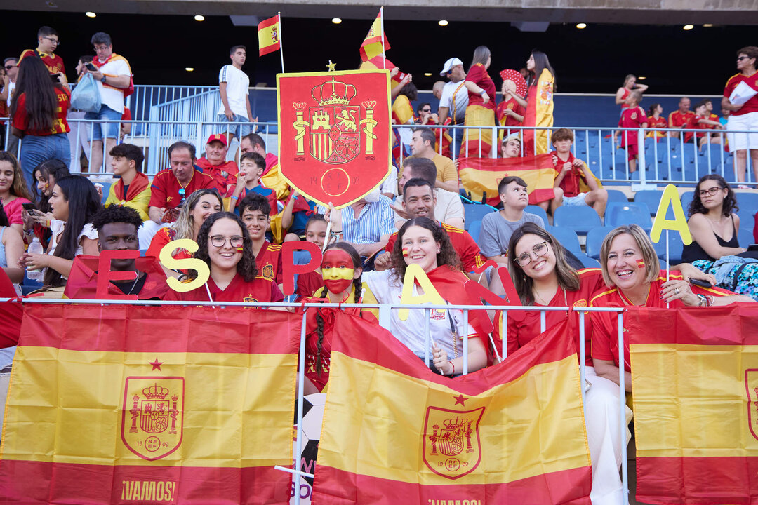 Aficionados de Espa&ntilde;a animando al a selecci&oacute;n espa&ntilde;ola de f&uacute;tbol.