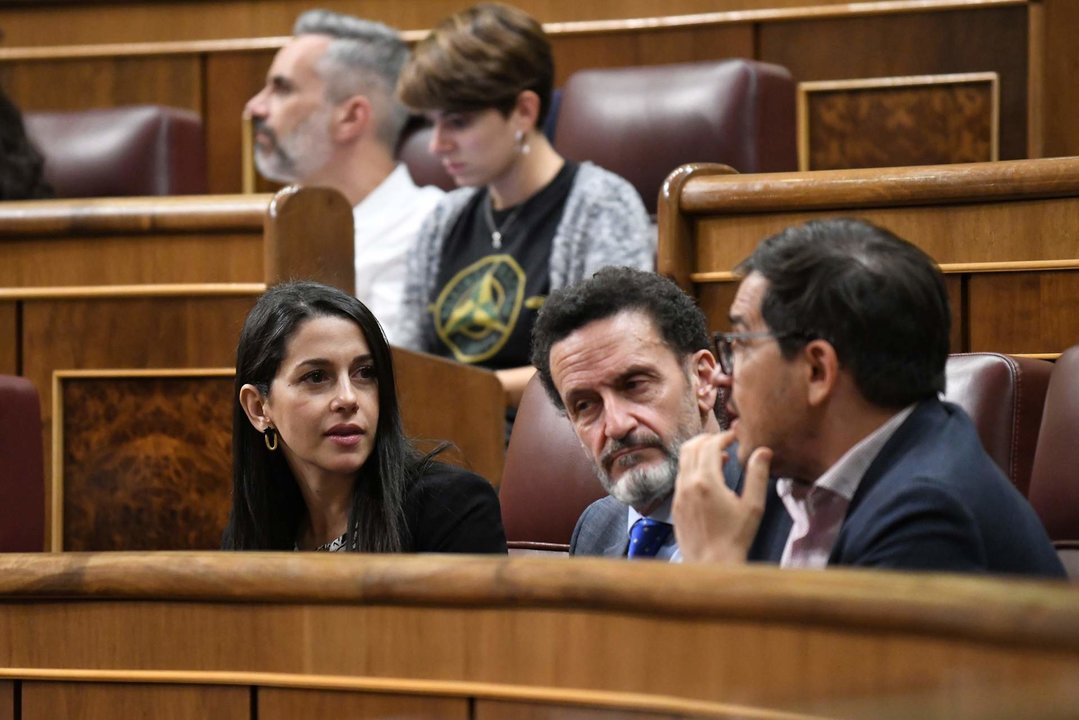 La líder de Cs, Inés Arrimadas, y el portavoz adjunto de Ciudadanos en el Congreso, Edmundo Bal, en sus escaños.