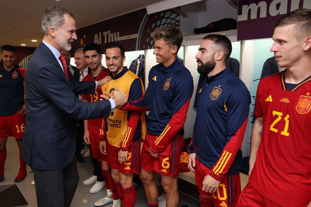 Don Felipe recibe el saludo de los jugados de la Selección Española de Fútbol.