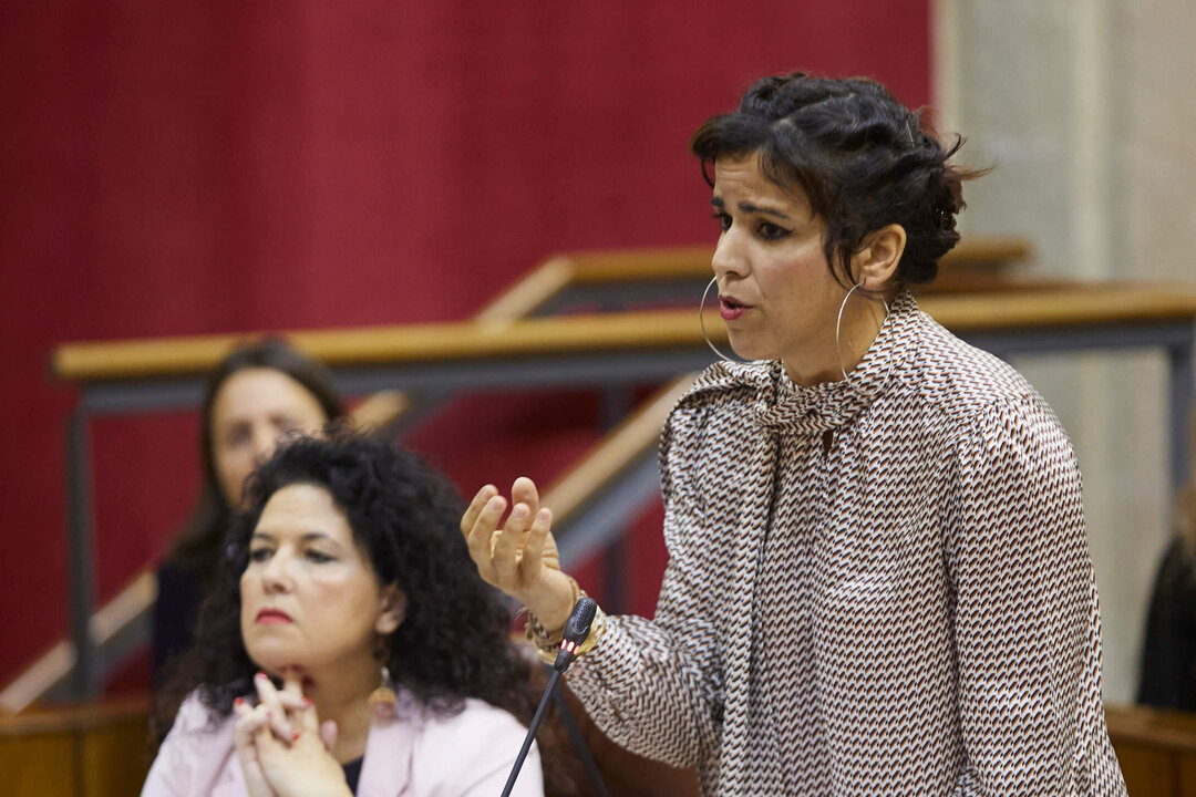 La portavoz del Grupo Mixto-AdelanteAndaluc&iacute;a, Teresa Rodr&iacute;guez, realiza pregunta de control al presidente de la Junta de Andaluc&iacute;a, Juanma Moreno, durante la segunda jornada del Pleno del Parlamento andaluz en el Parlamento de Andaluc&iacute;a, a 24 de noviembre de 2022 en Sevilla (Andaluc&iacute;a, Espa&ntilde;a). En la quinta sesi&oacute;n del Pleno, de esta XII Legislatura, debate una moci&oacute;n presentada por el Grupo Parlamentario Socialista y las preguntas de control al presidente de la Junta de Andaluc&iacute;a.