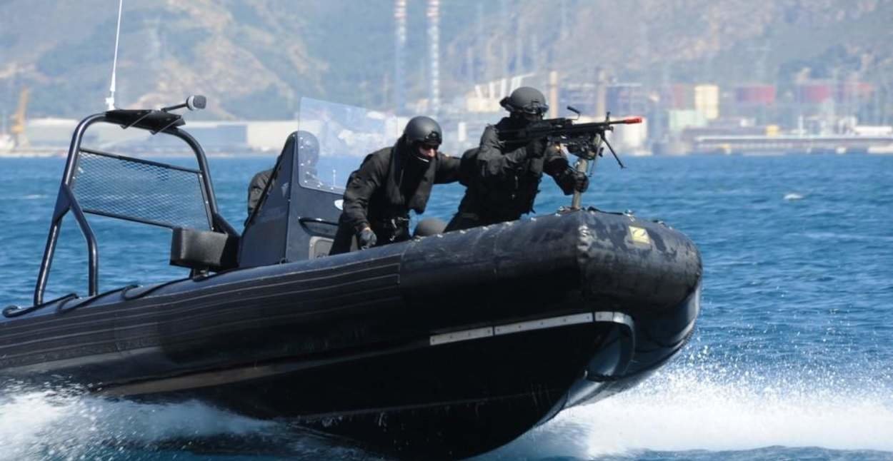 Dos militares de la Fuerza de Guerra Naval Especial (FGNE) de la Armada, en una lancha.