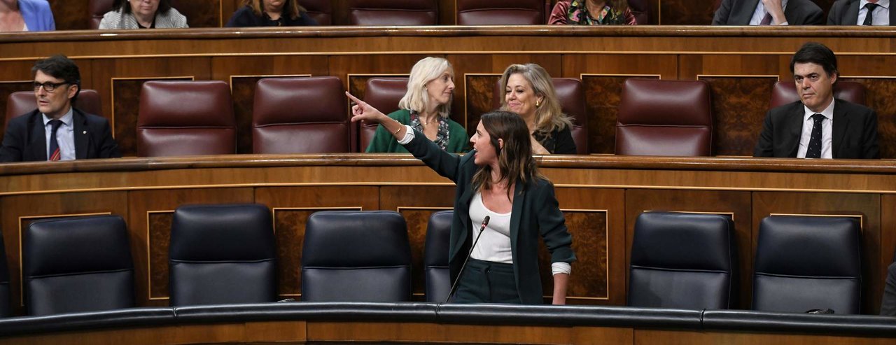 Irene Montero señala hacia la bancada de Vox en el Congreso de los Diputados (Foto: Fernando Sánchez / Europa Press).