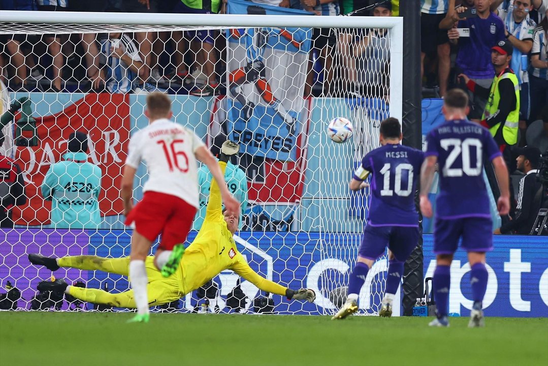 30 November 2022, Qatar, Doha: Poland goalkeeper Wojciech Szczesny saves a penalty kick from Argentina's Lionel Messi (2nd R) during the FIFA World Cup Qatar 2022 Group C soccer match between Poland and Argentina at Stadium 974. Photo: Tom Weller/dpa