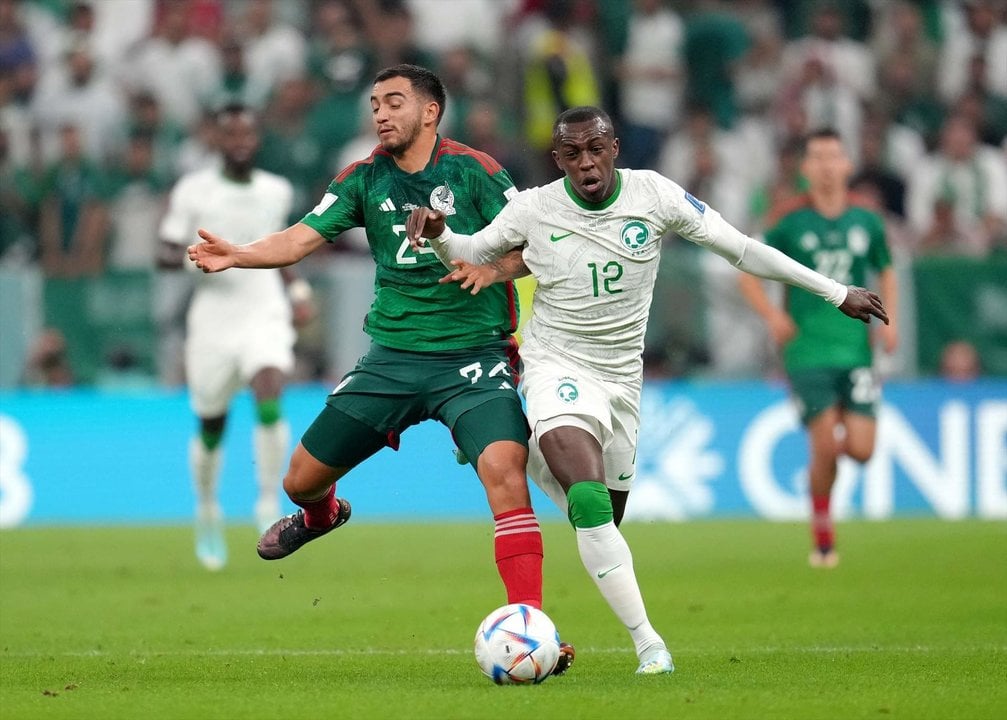 30 November 2022, Qatar, Lusail: Mexico's Luis Chavez (L) and Saudi Arabia's Saud Abdulhamid battle for the ball during the FIFA World Cup Qatar 2022 Group C soccer match between Saudi Arabia and Mexico at the Lusail Stadium. Photo: Nick Potts/PA Wire/dpa