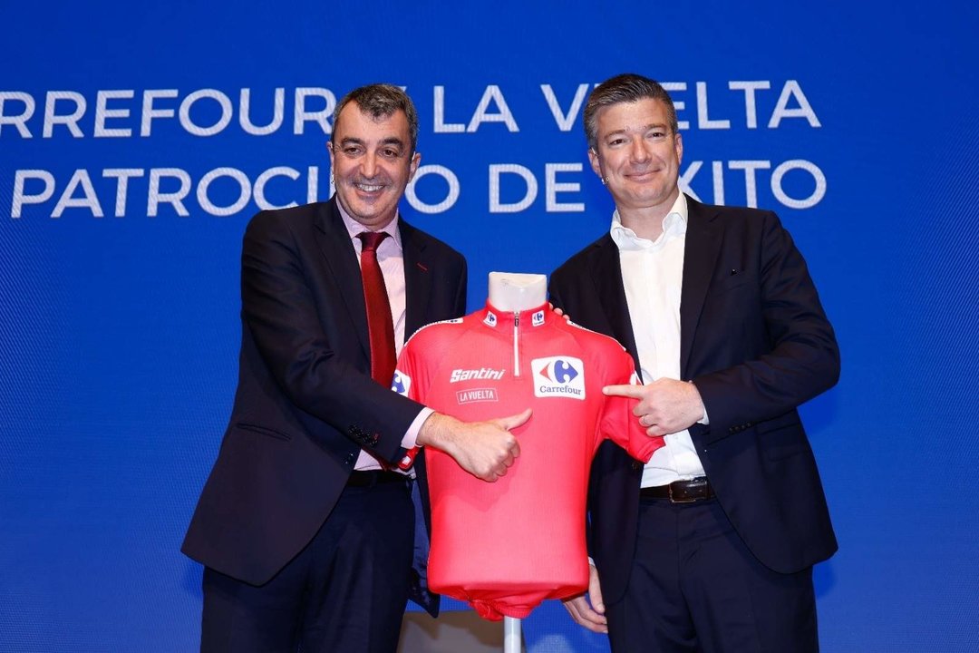 El director general de La Vuelta, Javier Guillén, y el director ejecutivo de Carrefour España España, Alexandre de Palmas, presentan la renovación del patrocinio de 'La Roja', el maillot de líder de la clasificación general de la ronda española.