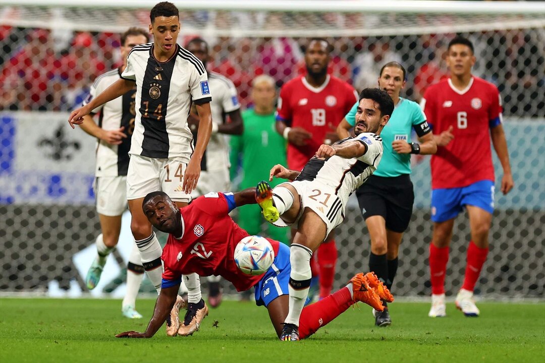 İlkay G&uuml;ndoğan es un futbolista alem&aacute;n de origen turco. Juega como centrocampista y su equipo es el Manchester City F. C. de la Premier League de Inglaterra. Tambi&eacute;n es internacional con la selecci&oacute;n de Alemania.