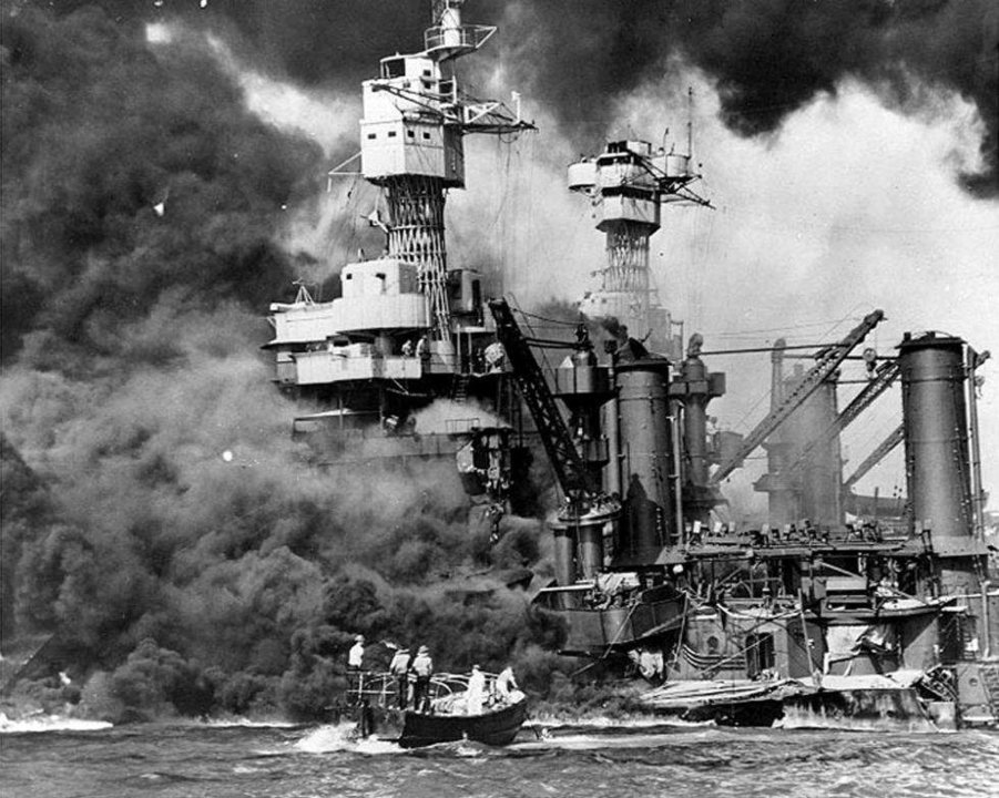 Aviones japoneses atacan por sorpresa la base naval estadounidense de Pearl Harbor. Fuente | El País.