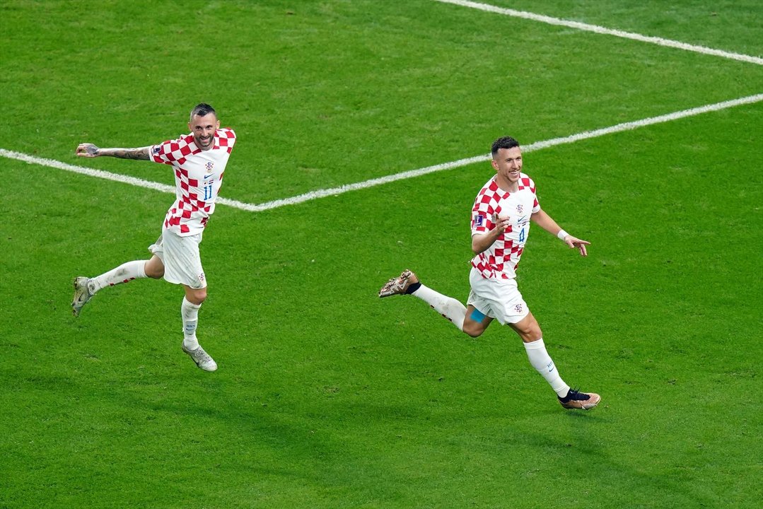 Alegría de los jugadores croatas tras el empate.