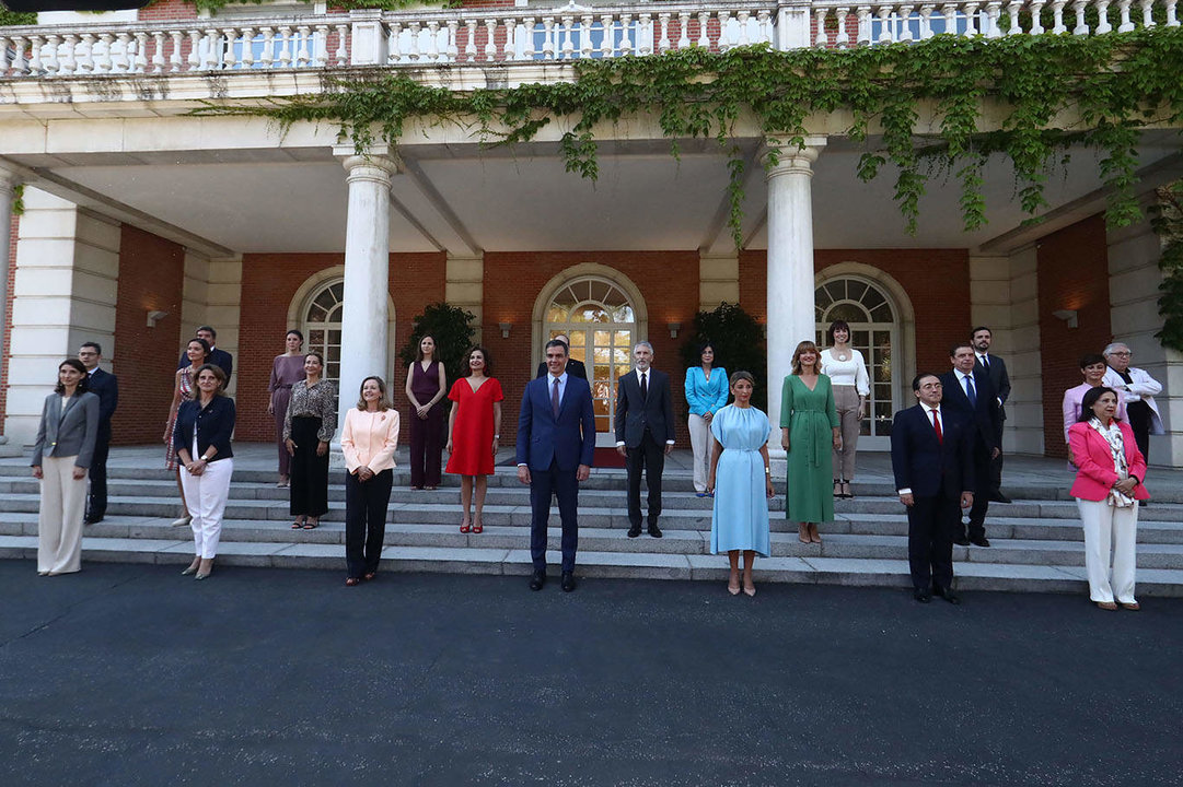 Foto de familia del Gobierno en la escalinata del Palacio de La Moncloa Foto: Pool Moncloa/Fernando Calvo. La Moncloa, Madrid 13.7.2021