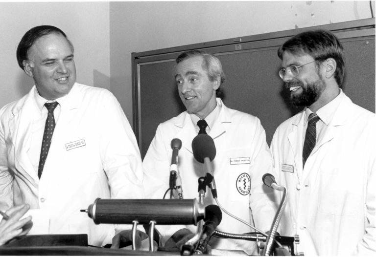 Anderson (center) with Dr. R. Michael Blaese (left) and Dr. Kenneth Culver at a press conference in 1990, before their first patient received gene therapy.
fuente: NATIONAL CANCER INSTITUTE