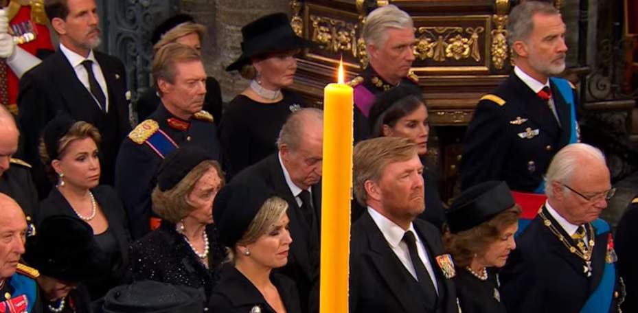 Juan Carlos I, en el centro, en el funeral de Isabel II.